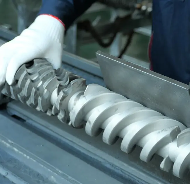 Яагаад экструдерт хар зураас дахин дахин гарч ирдэг вэ? Энэ нийтлэл нь баррель эсвэл шурагтай холбоотой асуудлаас үүдэлтэй эсэхийг хэрхэн хурдан тодорхойлохыг заадаг.